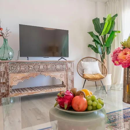 New Stylish Sunny Escape W Terrace & Pool *