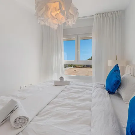 Apartment New Stylish Sunny Escape W Terrace & Pool *